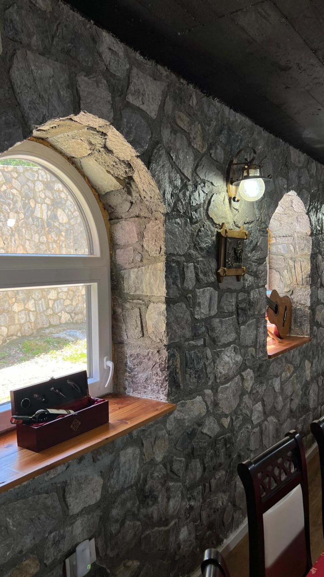 Stonehouse Villa วัลโบเนอ ภายนอก รูปภาพ